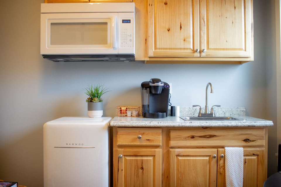 Room 10 | Private kitchen | Fridge, microwave, coffee/tea maker, toaster