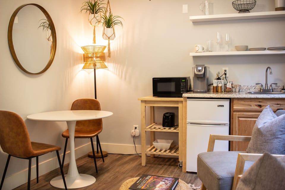 Room 9 | 1 bedroom, premium bedding, blackout drapes, WiFi (free)