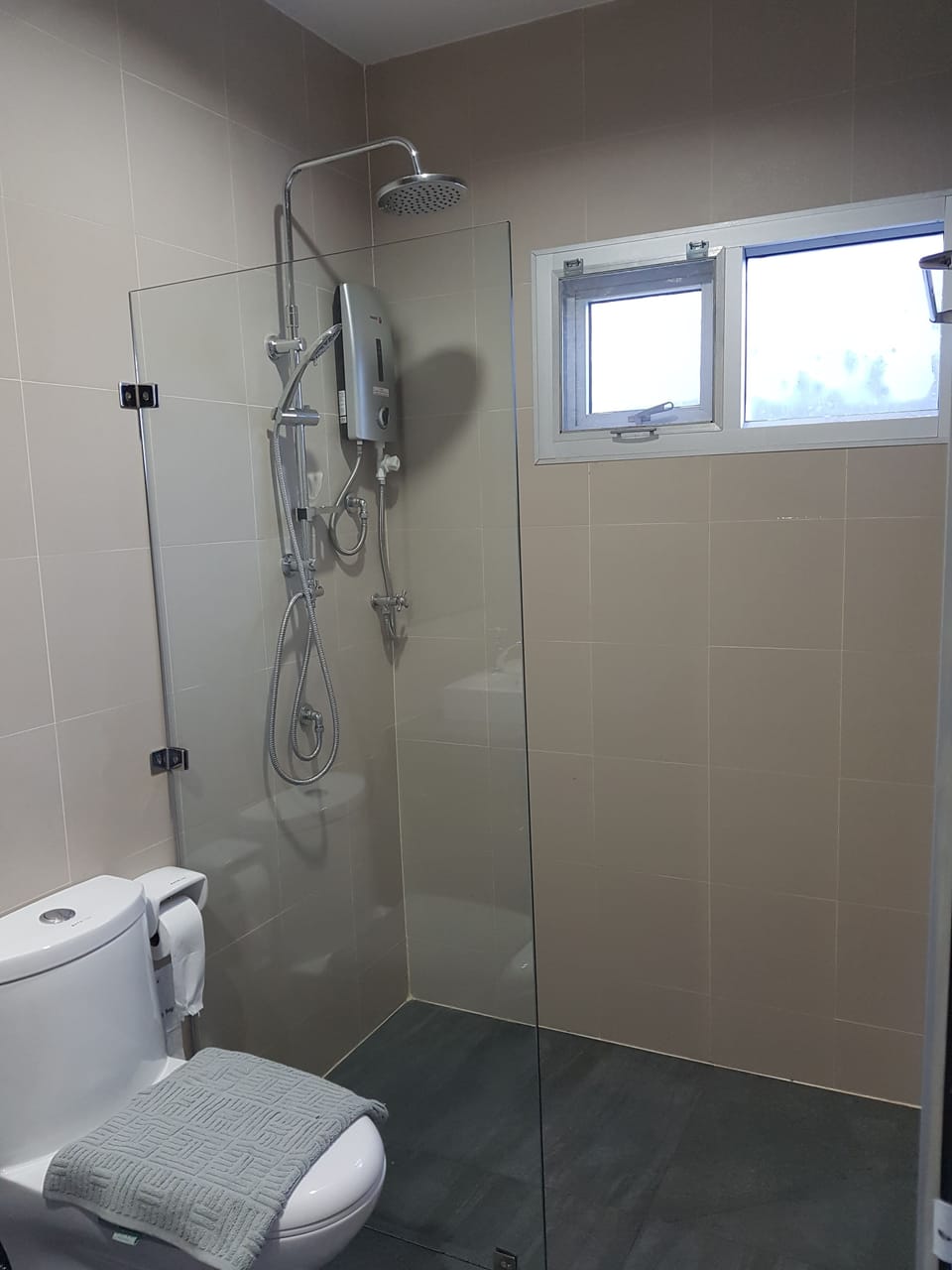 Superior Twin Room | Bathroom | Shower, rainfall showerhead, free toiletries, hair dryer