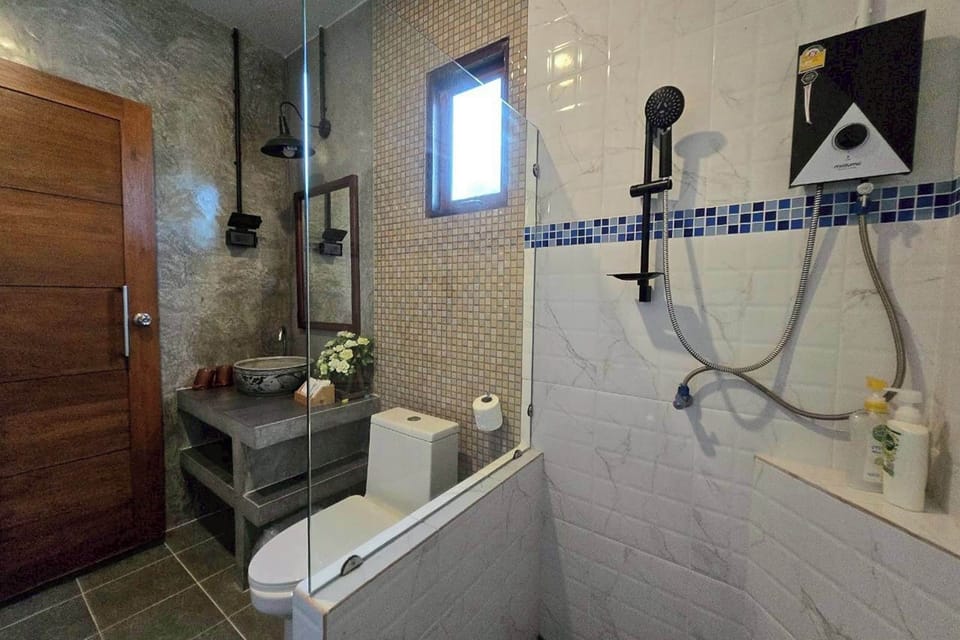 Classic | Bathroom | Free toiletries, hair dryer, towels, soap