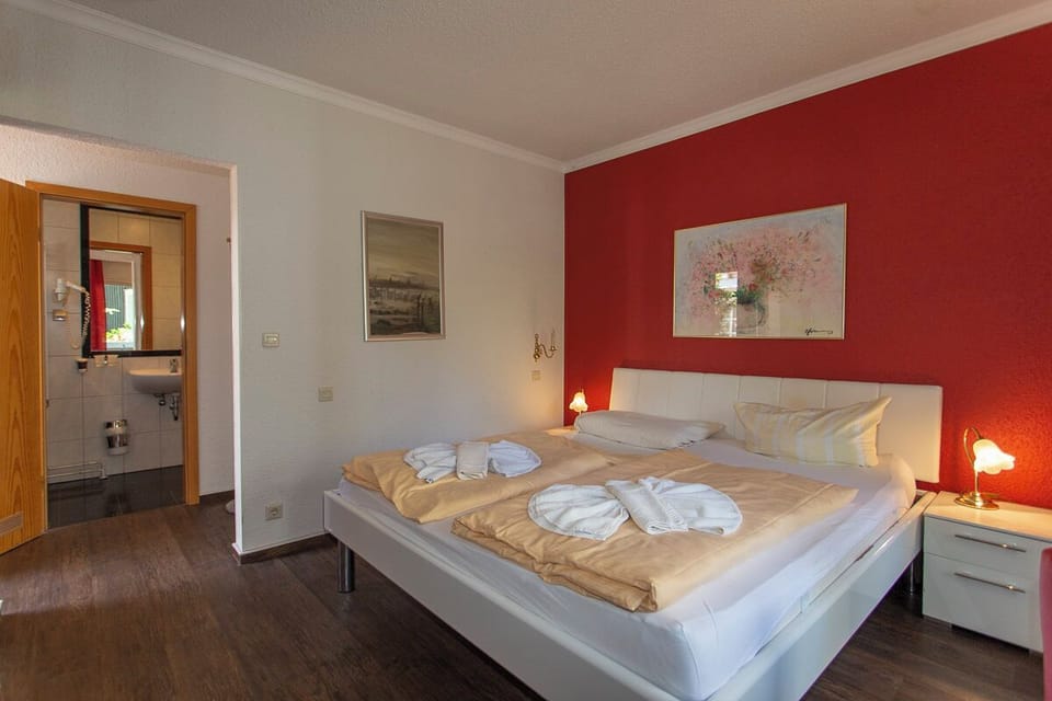 Small Double Room, Balkony | Minibar, free cribs/infant beds, free WiFi, bed sheets