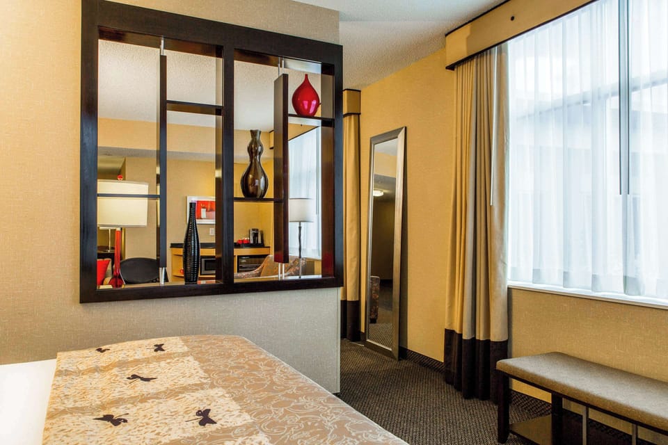 Executive Suite, 1 King Bed with Sofa bed, Non Smoking | Desk, blackout drapes, iron/ironing board, free cribs/infant beds