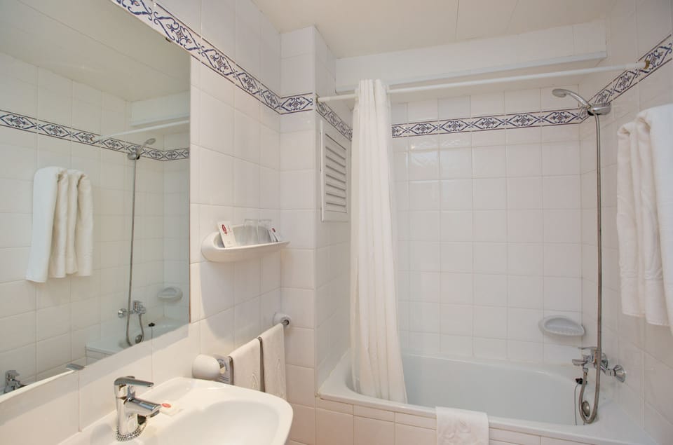 Combined shower/tub, hair dryer, bidet, towels