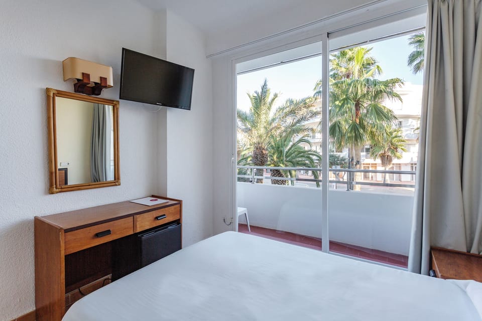 Single Room, Balcony | Desk, blackout drapes, soundproofing, free WiFi