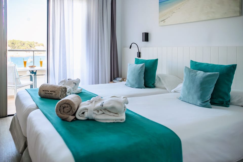 Double Room, Balcony, Sea View | Minibar, desk, laptop workspace, blackout drapes