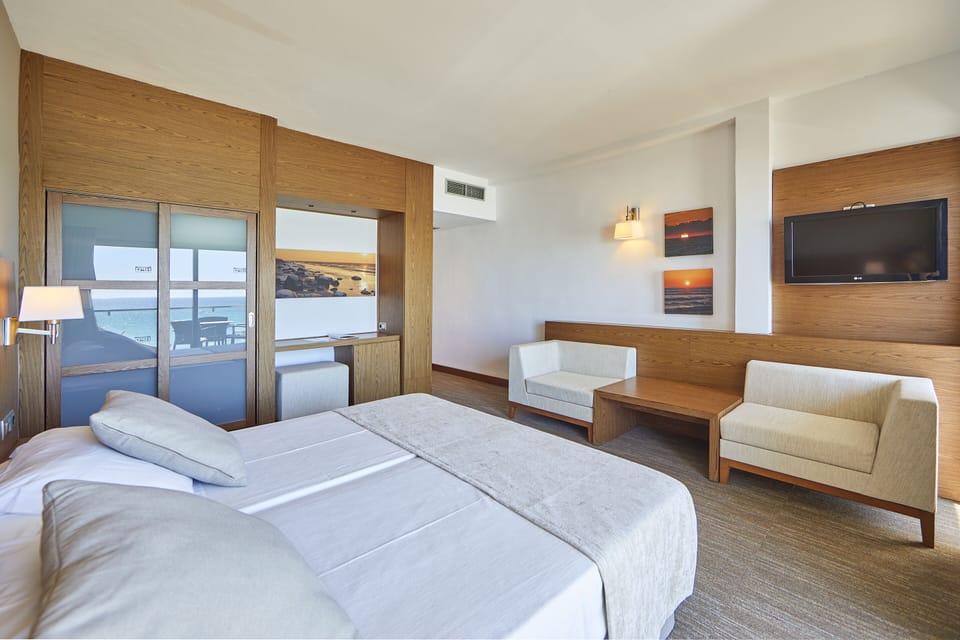 Superior Double Room, Balcony, Sea View | Premium bedding, minibar, in-room safe, desk