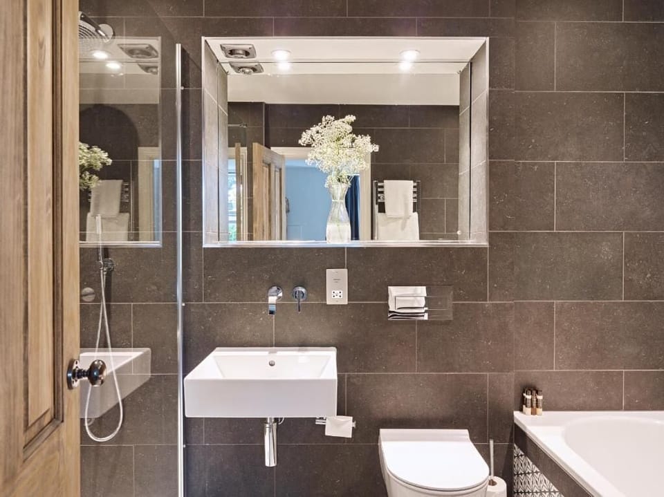 Luxury Double Room | Bathroom | Free toiletries, hair dryer, towels