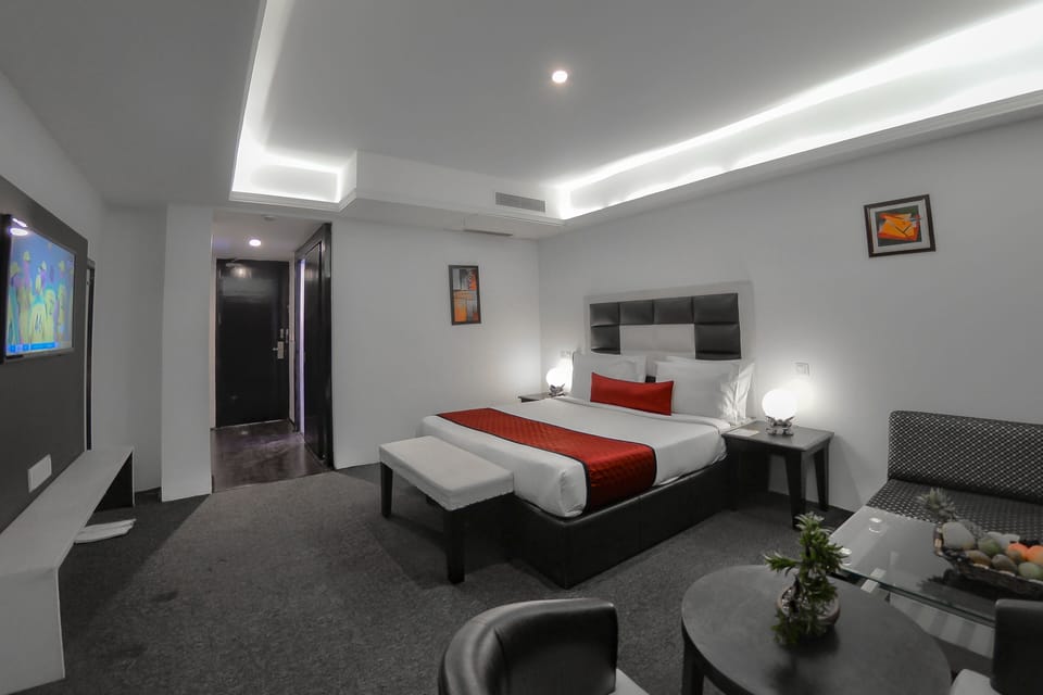 Executive Room | Premium bedding, minibar, desk, soundproofing
