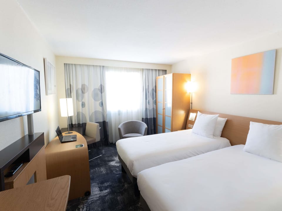 Superior Room, 1 King Bed | Premium bedding, minibar, in-room safe, desk