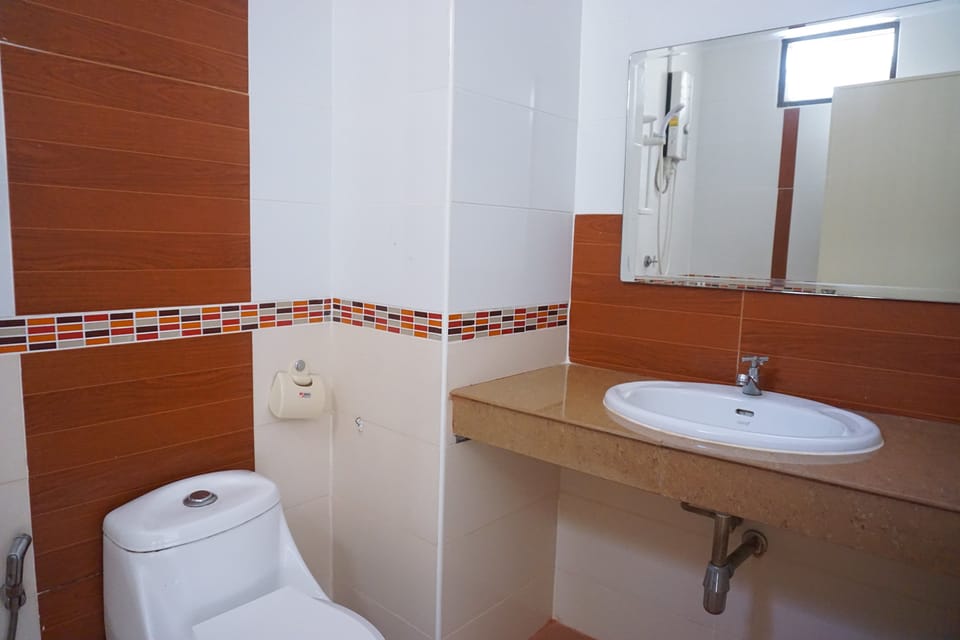 Standard Double Room | Bathroom | Shower, rainfall showerhead, free toiletries, towels