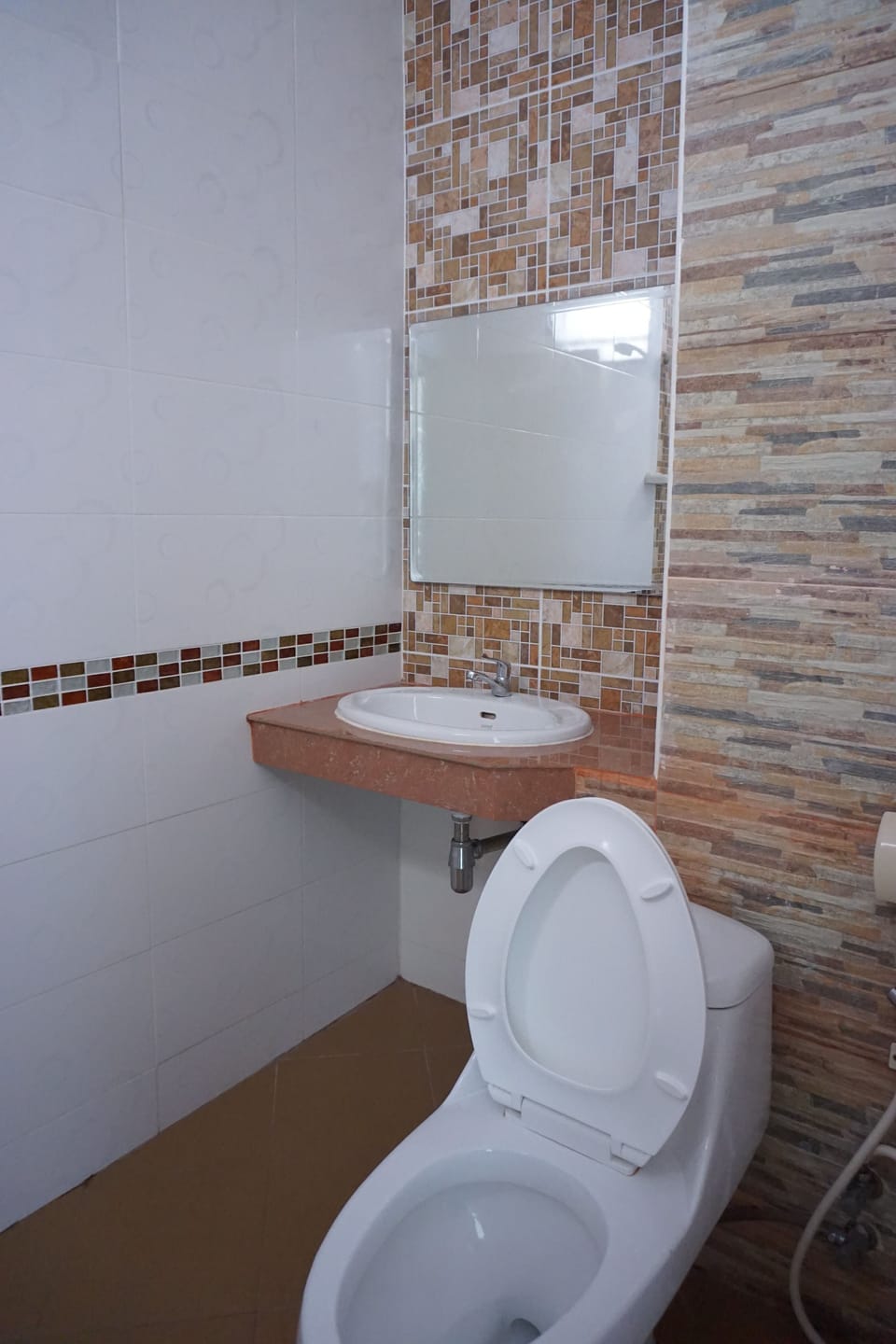 Standard Twin Room | Bathroom | Shower, rainfall showerhead, free toiletries, towels