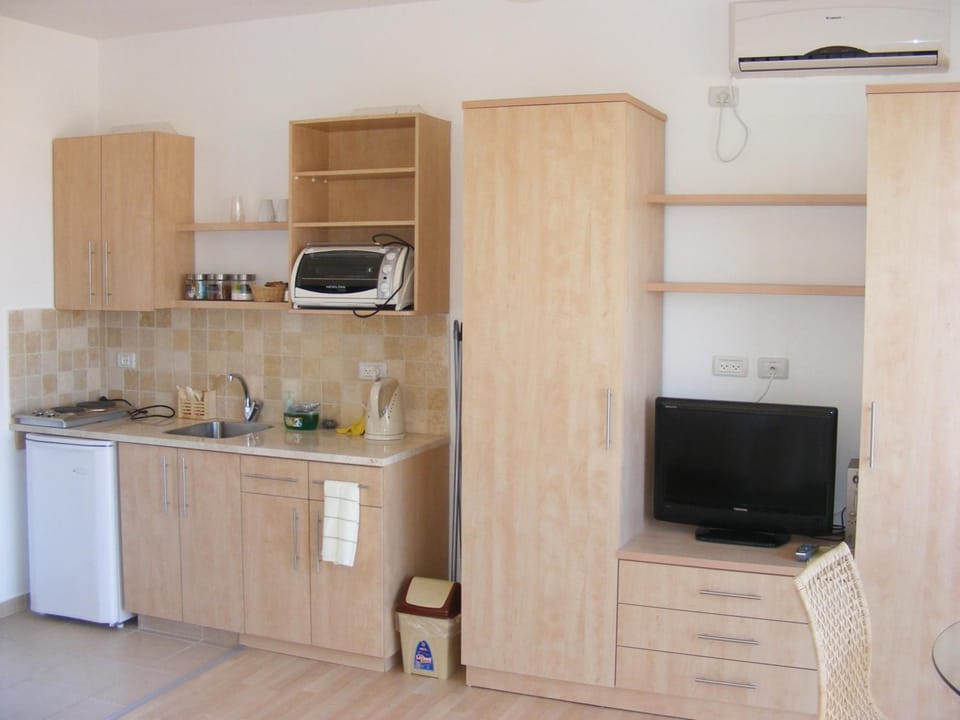 Coffee/tea maker, microwave, oven, electric kettle