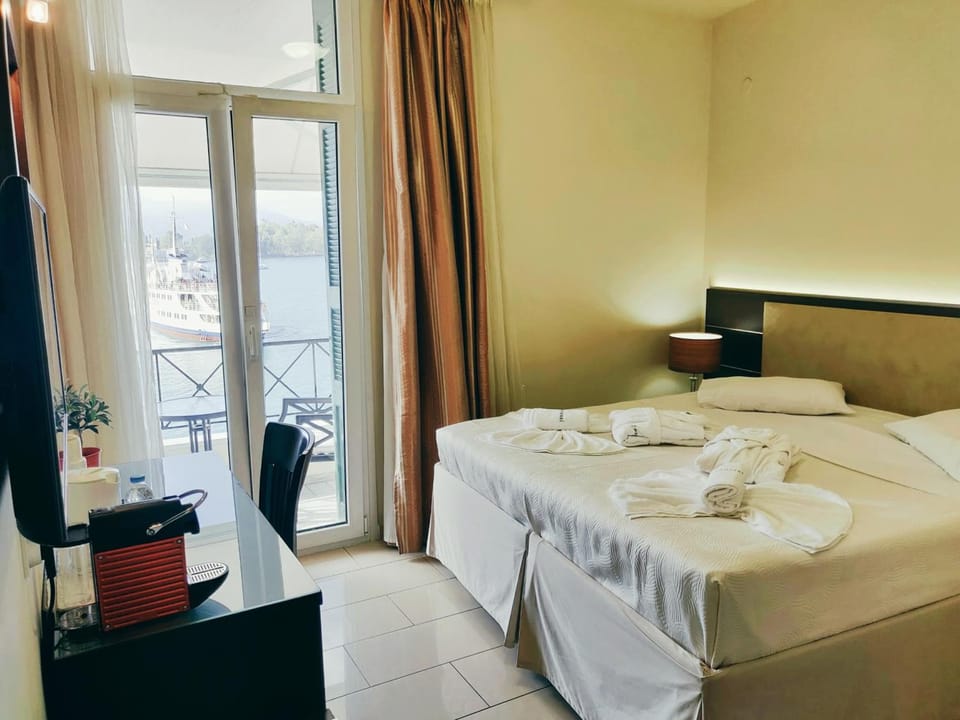 Standard Double or Twin Room, Sea View | Minibar, in-room safe, desk, soundproofing