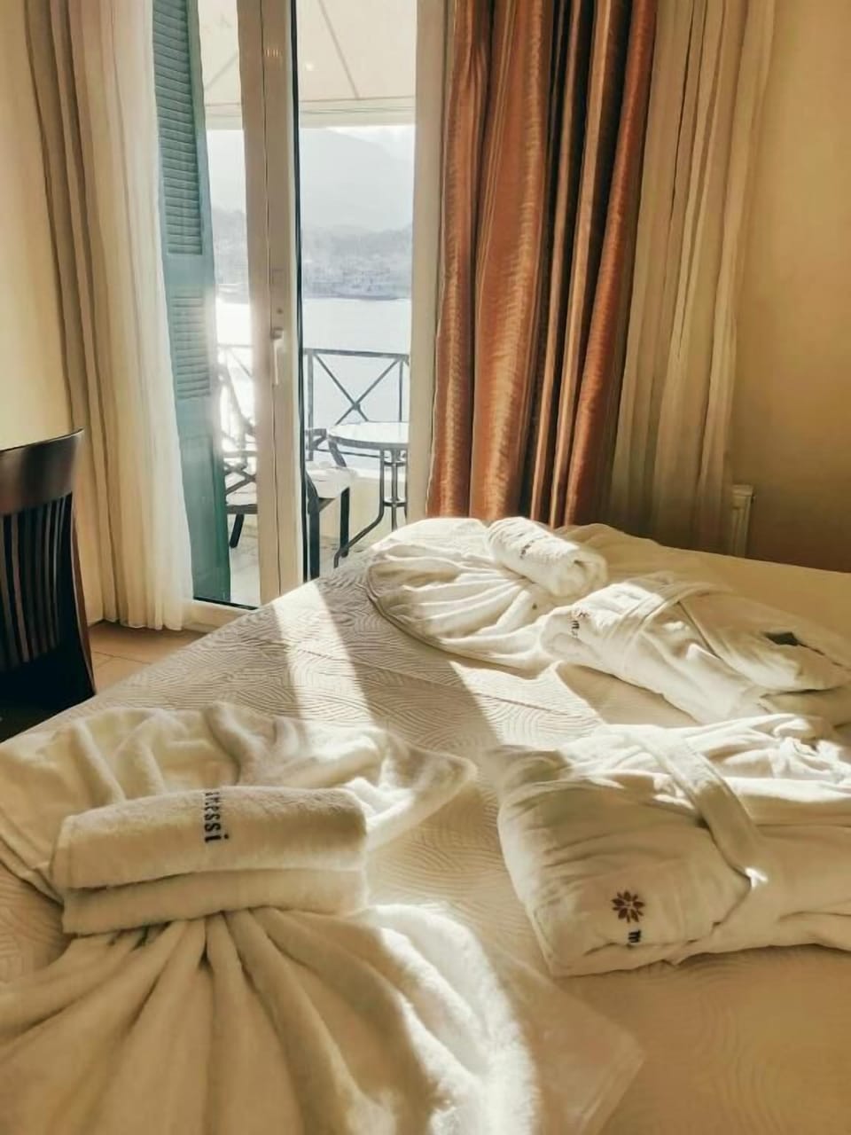 Standard Double or Twin Room, Sea View | Minibar, in-room safe, desk, soundproofing