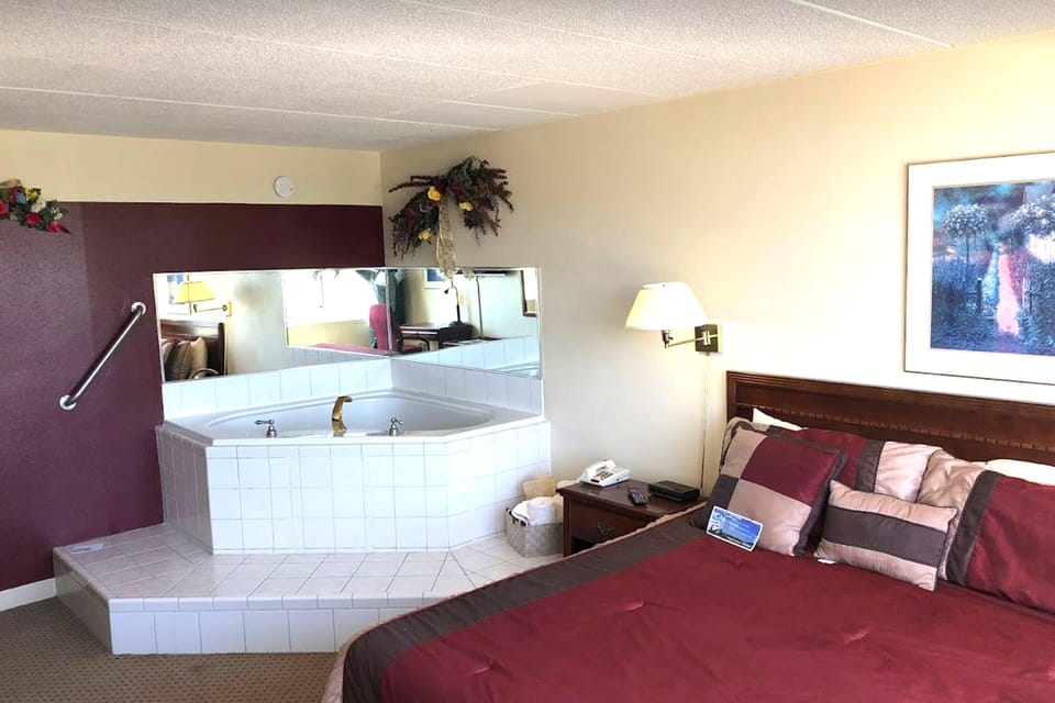 1 king Suite Spa Tub Non-Smoking | Blackout drapes, soundproofing, iron/ironing board, bed sheets
