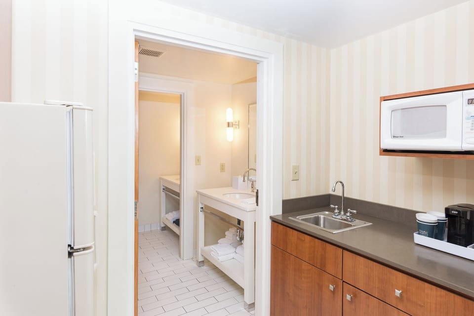 Room, 2 Bedrooms | Desk, iron/ironing board, cribs (free), WiFi (free)