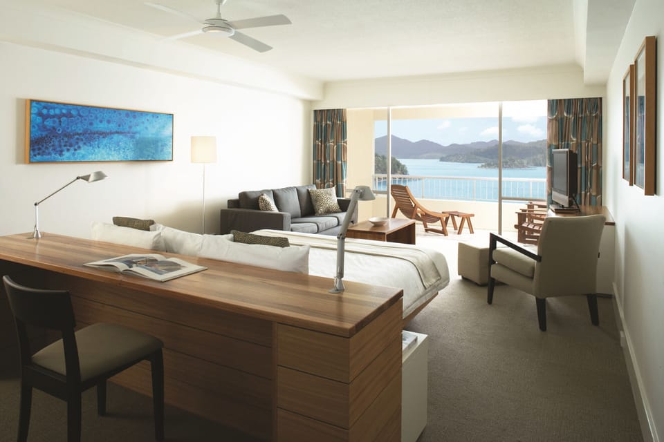 Coral Sea View King Room | Minibar, in-room safe, desk, blackout drapes