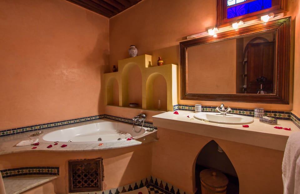 Deluxe Suite, Jetted Tub | Bathroom | Deep soaking tub, free toiletries, hair dryer, bathrobes