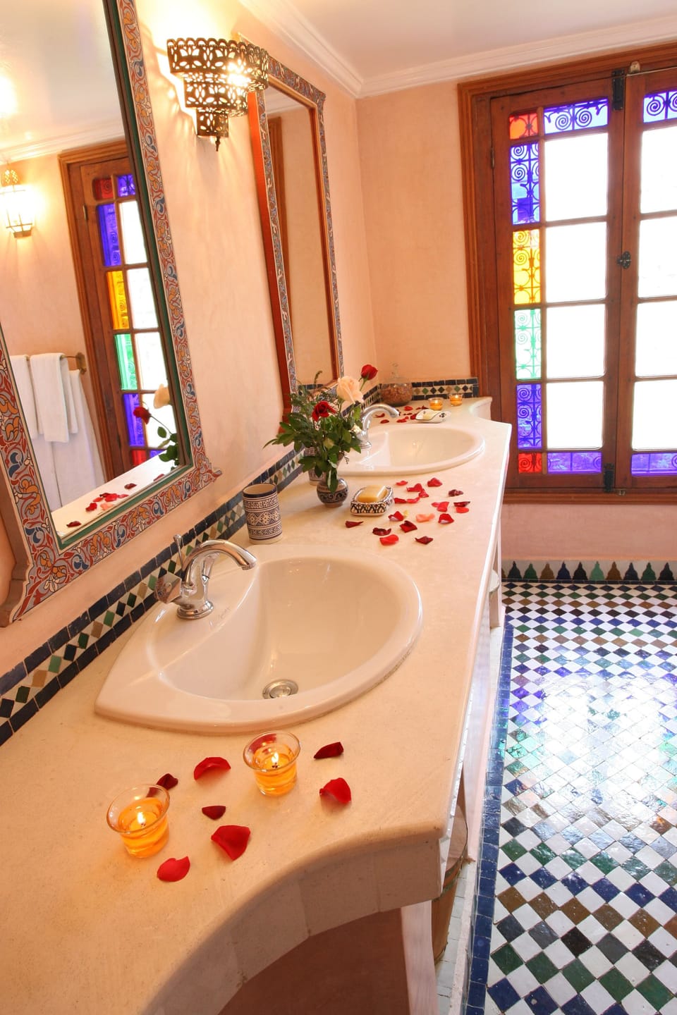 Deluxe Suite, Jetted Tub | Bathroom | Deep soaking tub, free toiletries, hair dryer, bathrobes