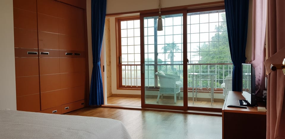 Family Room (17 PY) | Soundproofing, free WiFi
