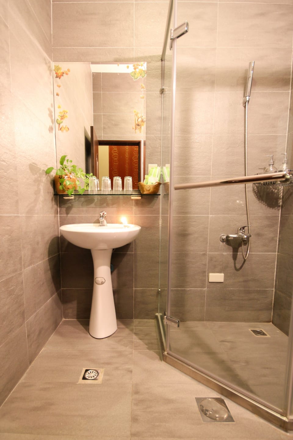 Standard Quadruple Room | Bathroom | Shower, free toiletries, hair dryer, slippers