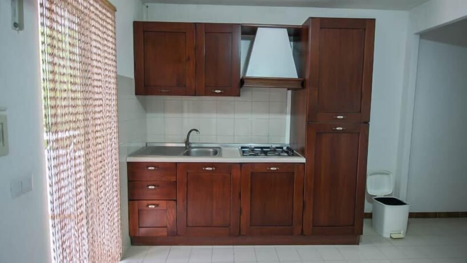 Full-size fridge, stovetop, cookware/dishes/utensils