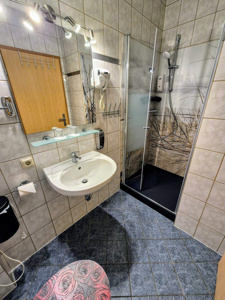 Classic Double Room (klein) | Bathroom | Shower, free toiletries, hair dryer, towels