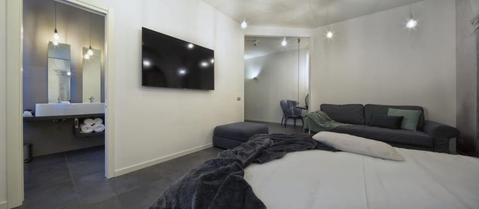 Classic Suite, City View | Desk, cribs (free), WiFi (free), bed sheets