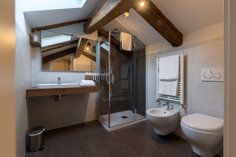 Junior Suite | Bathroom | Shower, bidet, towels