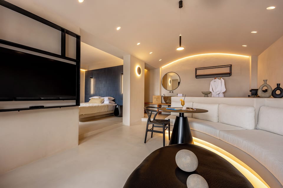 Deluxe Studio Suite | In-room safe, desk, laptop workspace, soundproofing