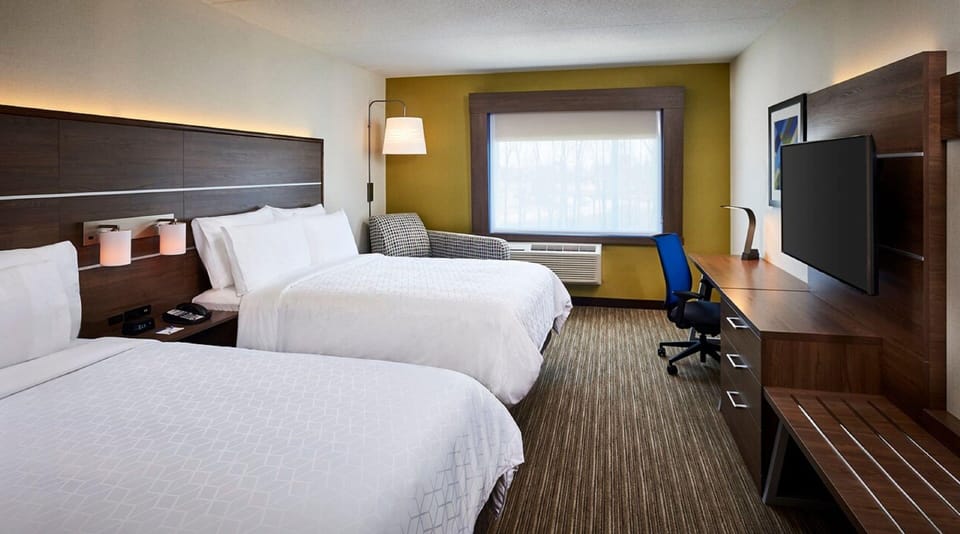 Hypo-allergenic bedding, pillowtop beds, in-room safe, desk