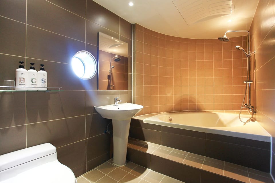 Deluxe Room | Bathroom sink