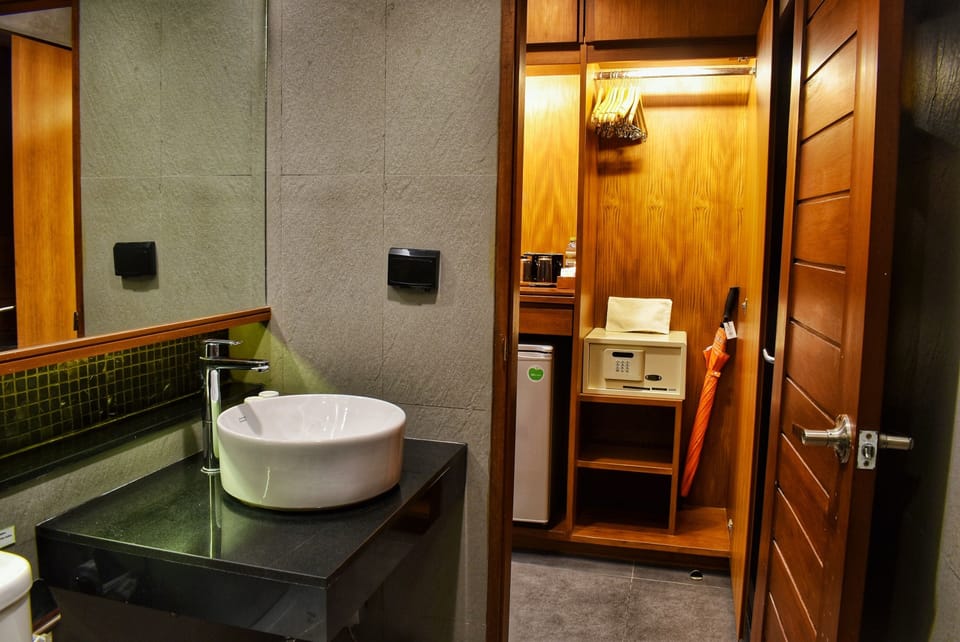 Standard Double Room no Balcony | Bathroom | Shower, free toiletries, bidet, towels