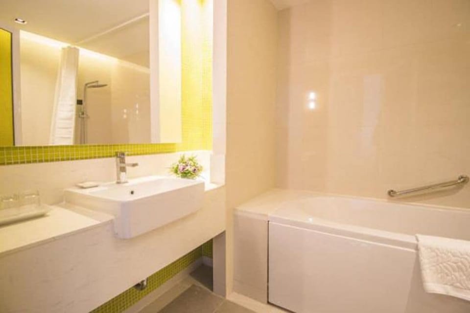 Deluxe Twin Room | Bathroom | Shower, free toiletries, hair dryer, bathrobes