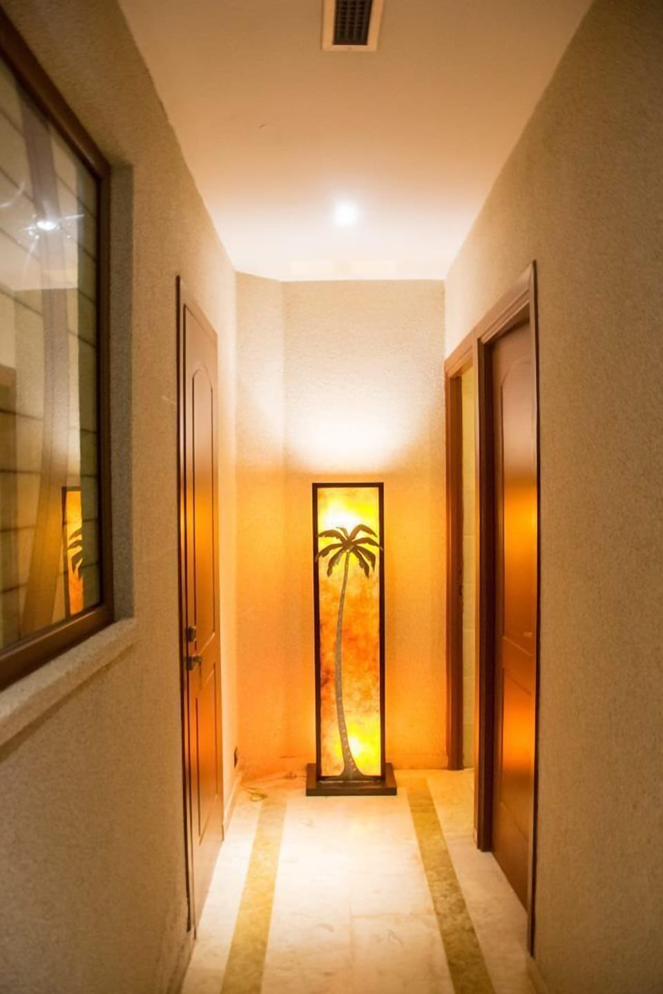 Turkish bath, 2 treatment rooms, manicures and pedicures