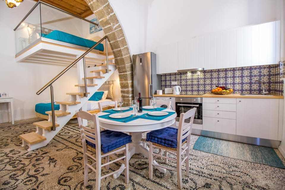 Traditional House, 2 Bedrooms | Living area | 43-inch flat-screen TV with cable channels, Smart TV