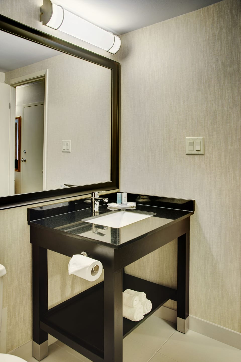 Combined shower/tub, free toiletries, hair dryer, towels
