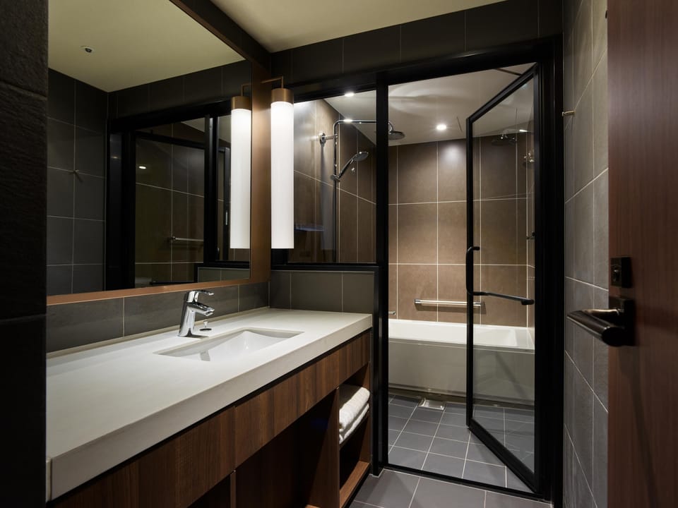 Deluxe , 2 beds , Non Smoking | Bathroom | Free toiletries, hair dryer, slippers, bidet