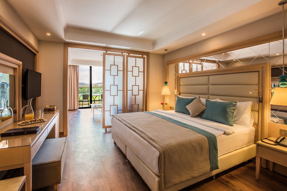 Junior Suite | Minibar, in-room safe, desk, laptop workspace