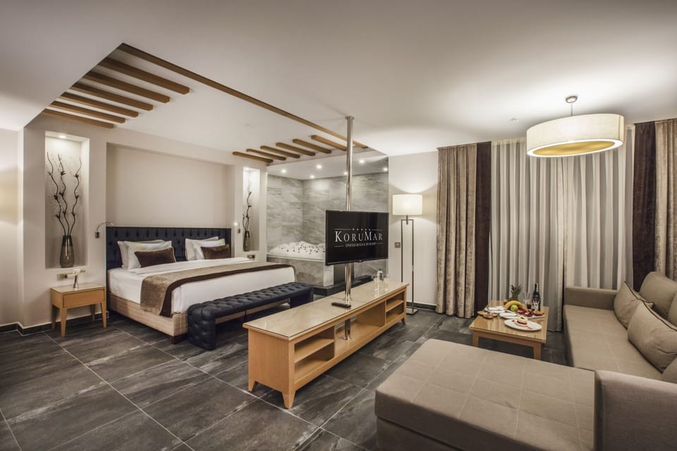 Honeymoon Suite, Jetted Tub | Minibar, in-room safe, desk, laptop workspace