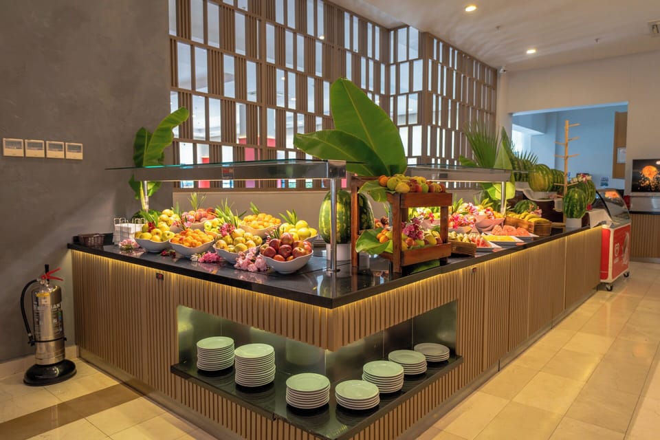4 restaurants; breakfast, lunch, and dinner served