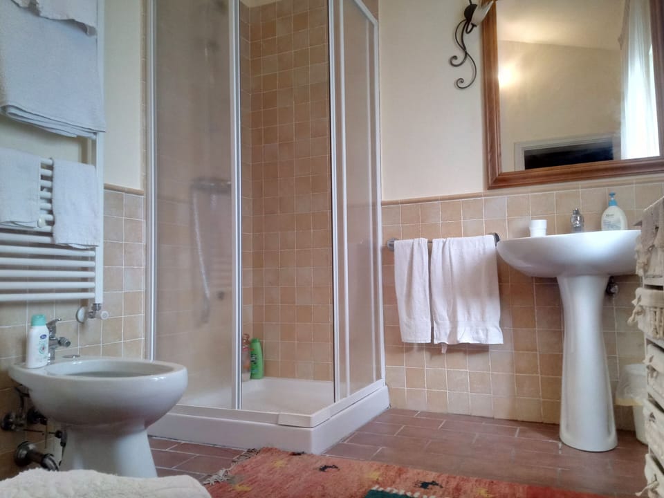 Double Room | Bathroom | Shower, free toiletries, hair dryer, bidet