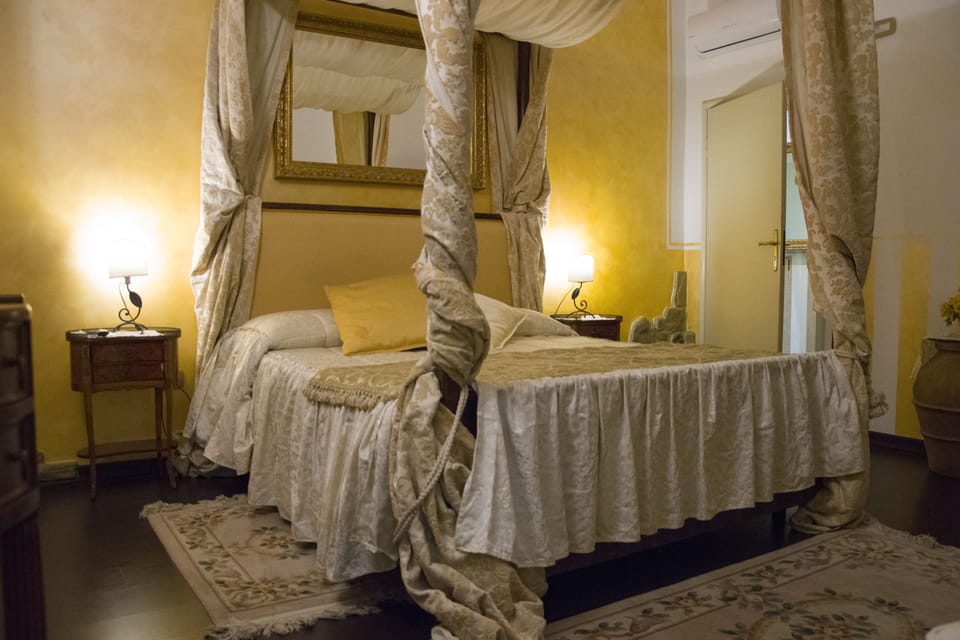 Double Room | Desk, WiFi (free), bed sheets