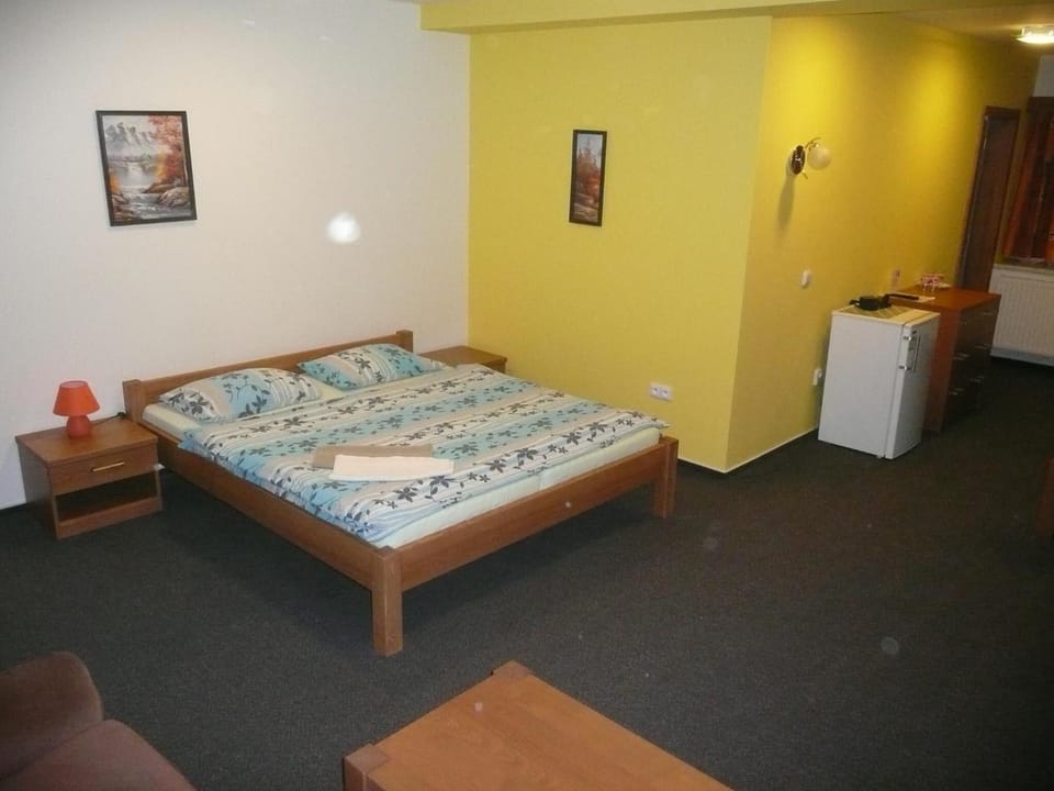 Desk, blackout drapes, soundproofing, cribs/infant beds