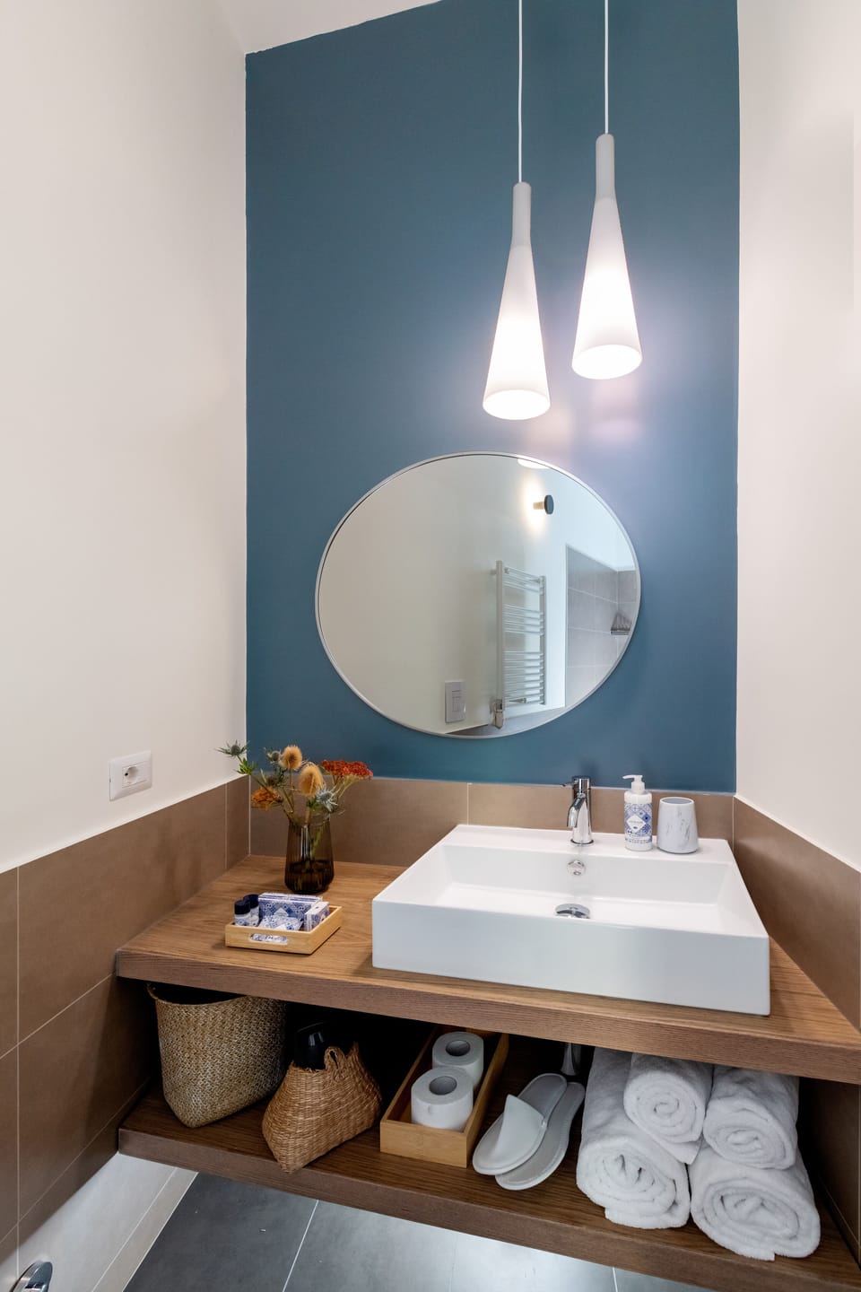 Economy Room | Bathroom | Shower, free toiletries, hair dryer, slippers