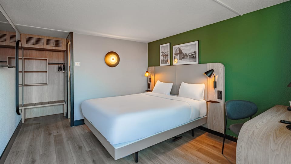 20 bedrooms, premium bedding, desk, blackout drapes