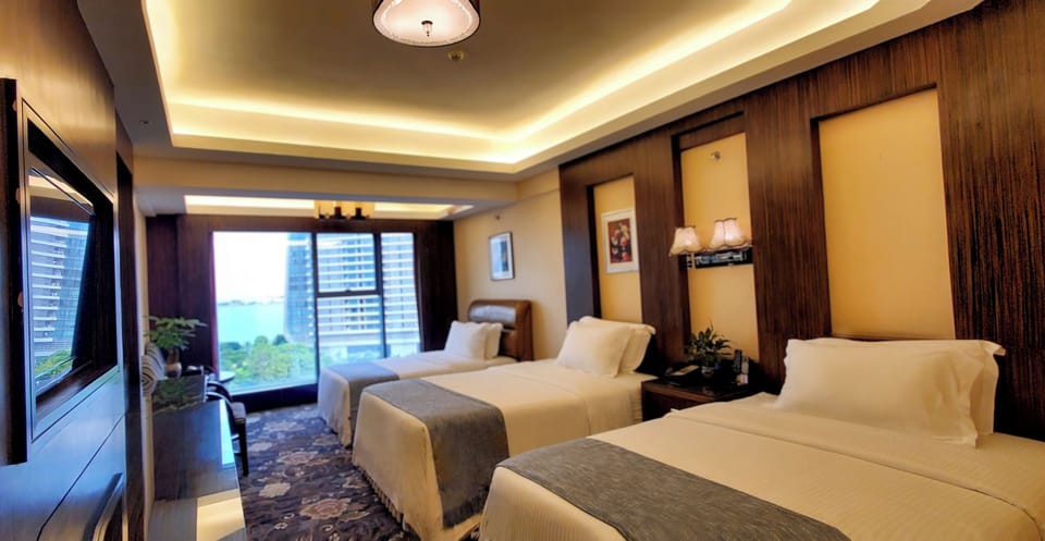 Triple Room | Minibar, in-room safe, desk, blackout drapes