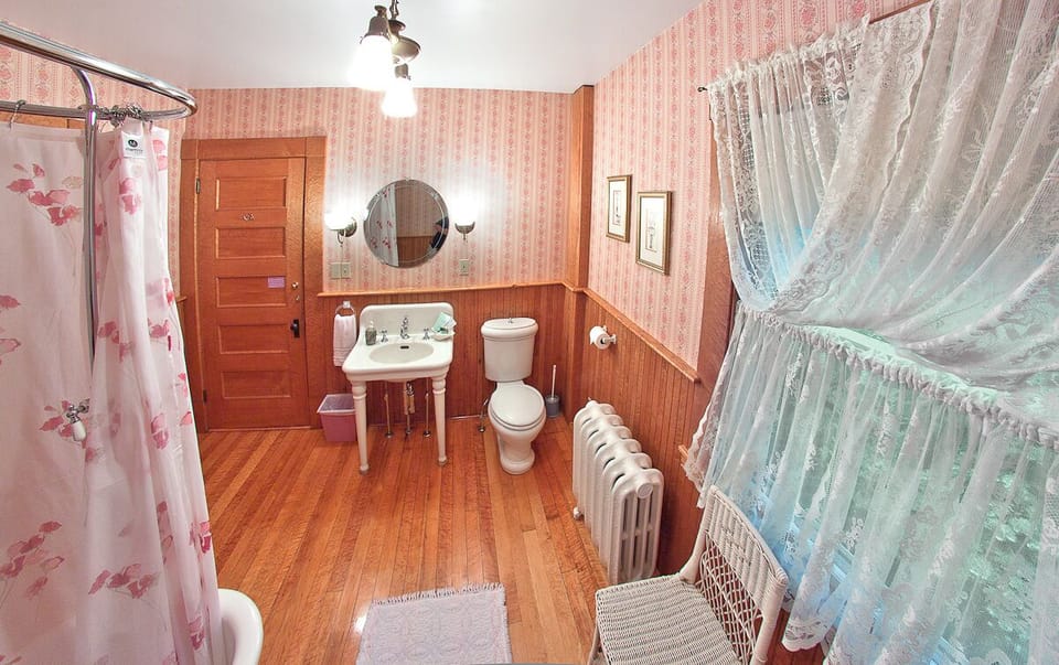 Tourmaline | Bathroom | Designer toiletries, hair dryer, towels
