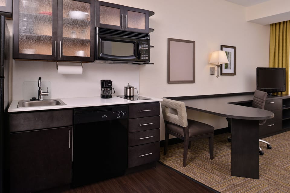 Studio Suite, 1 King Bed | Hypo-allergenic bedding, desk, laptop workspace, blackout drapes