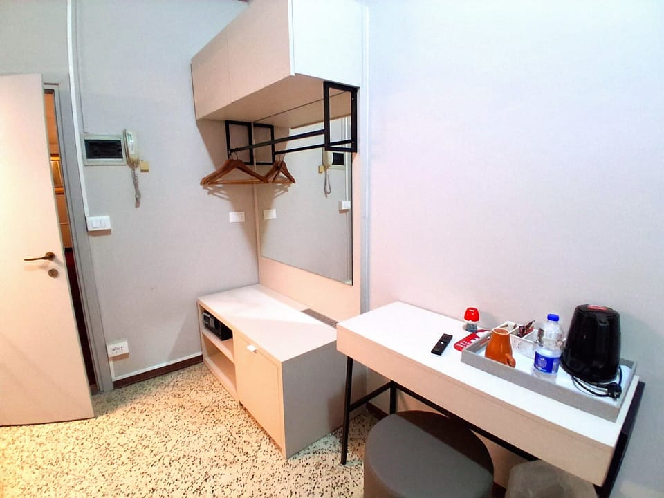Classic Single Room, 1 Bedroom, Private Bathroom | Desk, laptop workspace, blackout drapes, free WiFi